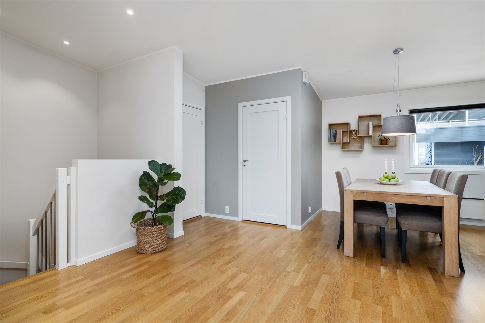 Gjennomgående parkettgulv binder sammen rommene i andre etasje. Galleribilde