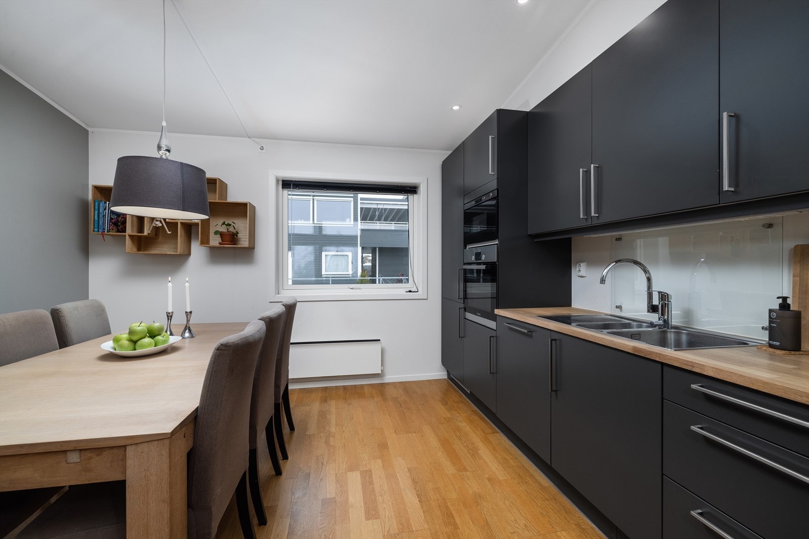 Kjøkkenet er utstyrt med integrerte hvitevarer, inkludert stekeovn og mikrobølgeovn. Galleribilde