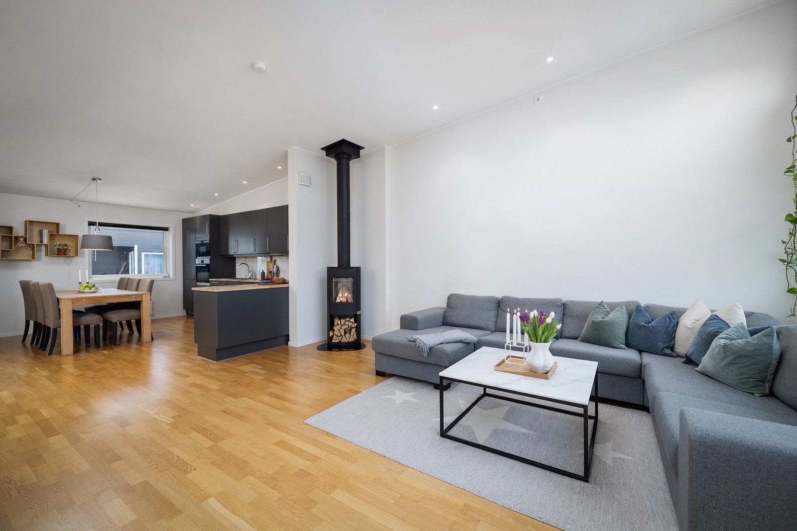 Den åpne stue- og kjøkkenløsningen i andre etasje gir en luftig romfølelse. Galleribilde