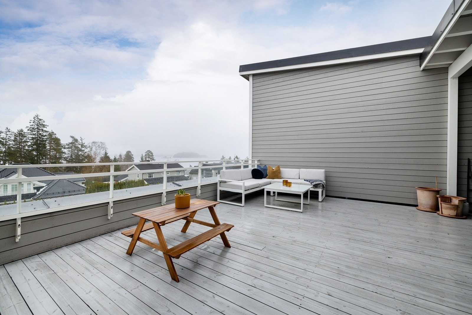 Terrassen har rekkverk i metall og glass, som sikrer utsikten over Steinsfjorden. Galleribilde