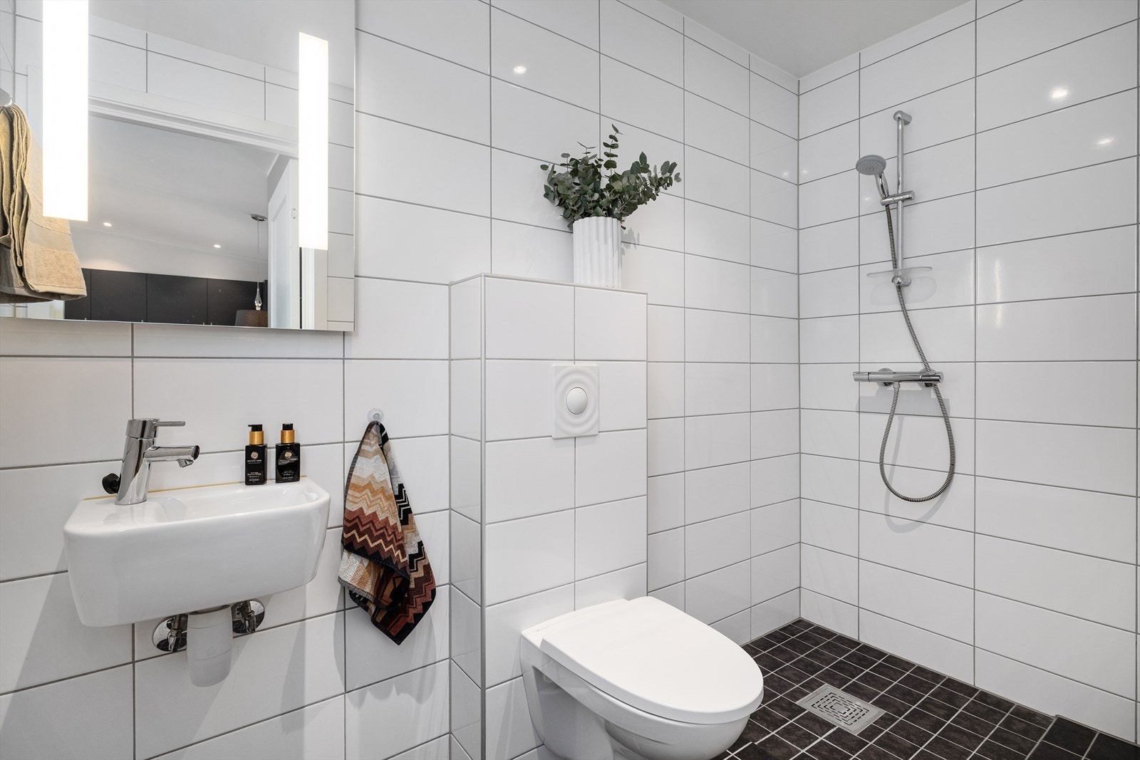 Praktisk bad i andre etasje med flislagte overflater, gulvvarme og vegghengt toalett. Galleribilde