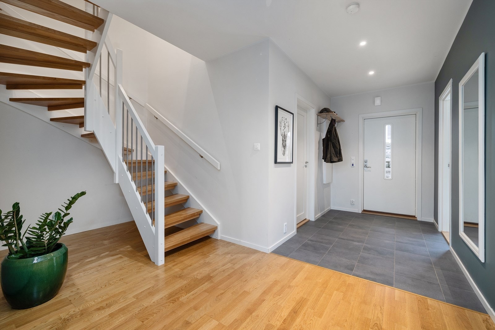 Velkommen inn i en romslig entré med flislagt gulv og behagelig gulvvarme. Galleribilde