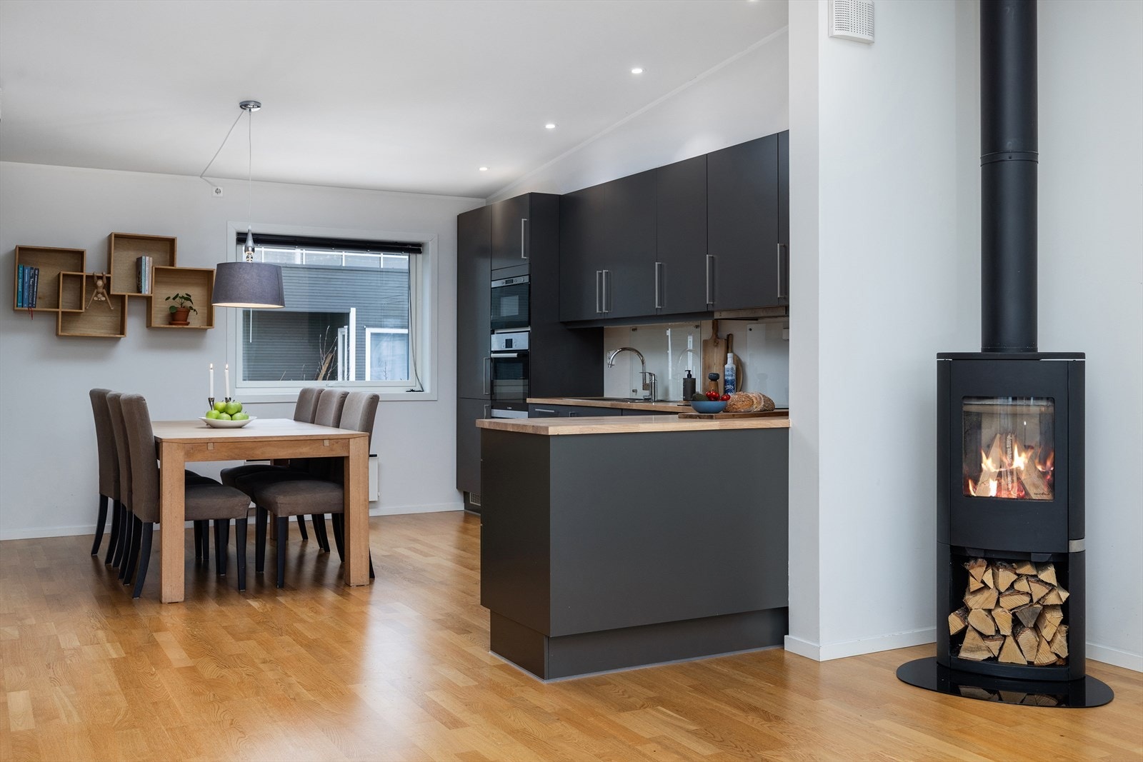 Kjøkkenet fra HTH har moderne, glatte fronter og en sosial plassering i rommet. Galleribilde