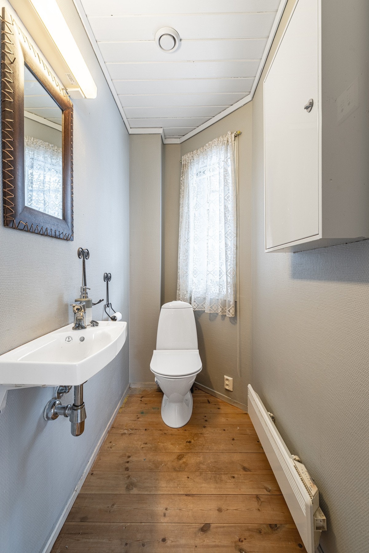 Separat toalett på hovedplan. Galleribilde