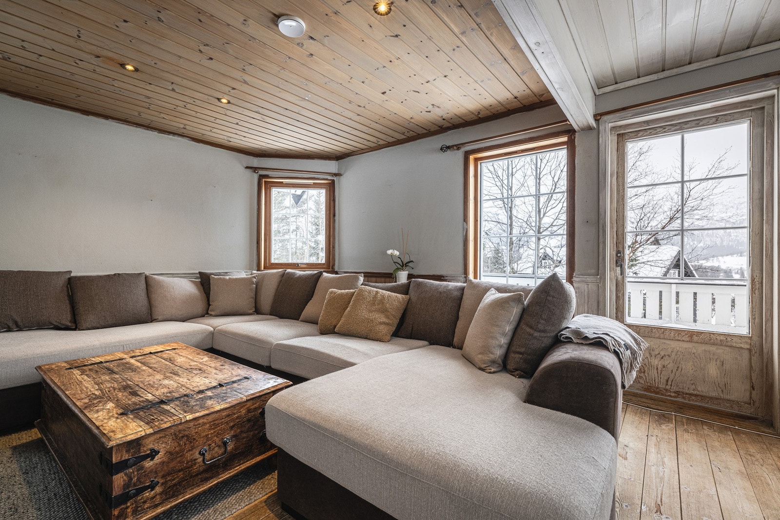 God plass til stor sofa i stuen. Galleribilde