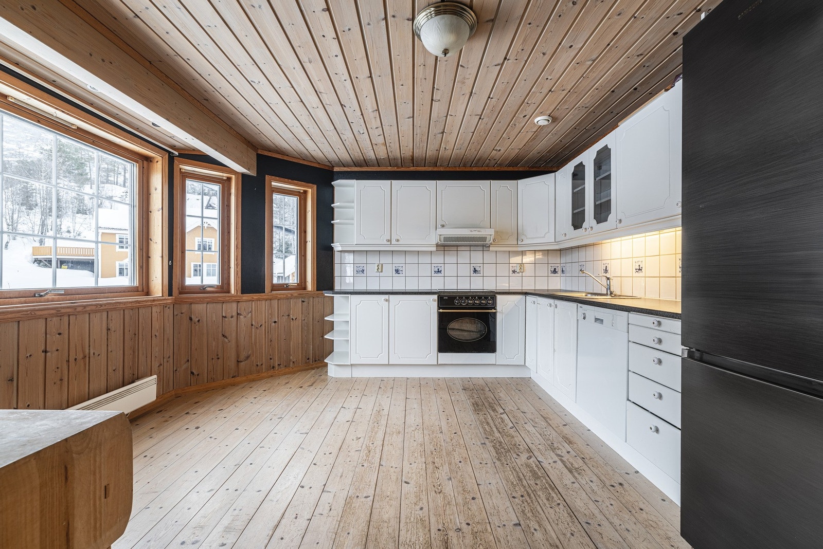 Romslig kjøkken med spiseplass. Galleribilde