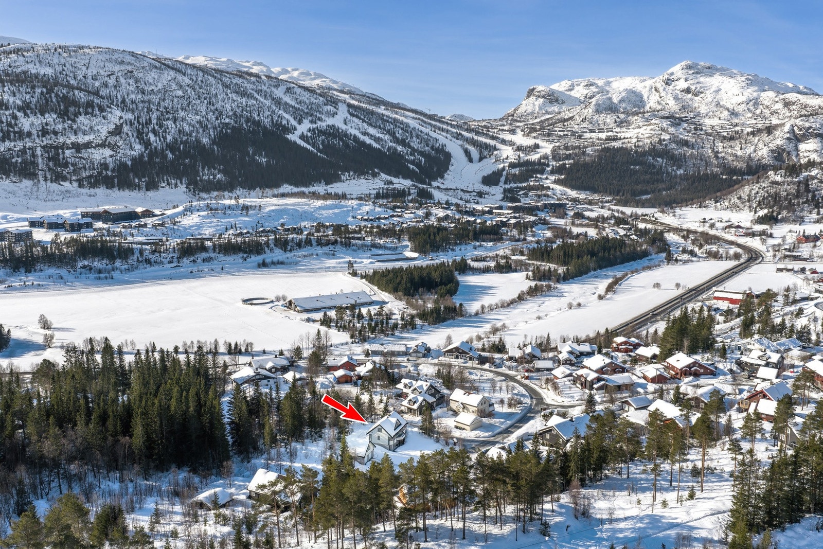 Eiendommen har en sentralt og attraktiv beliggenhet i dalen. Galleribilde
