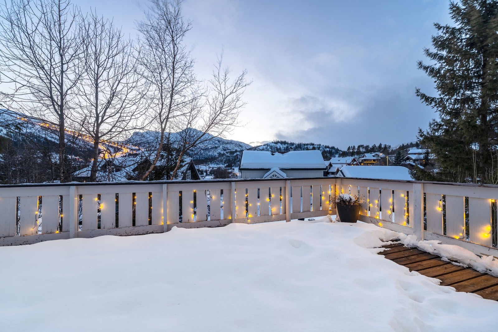 Stor terrasse mot vest på ca. 42 kvm med flott utsikt mot skibakken og fjellet! Galleribilde