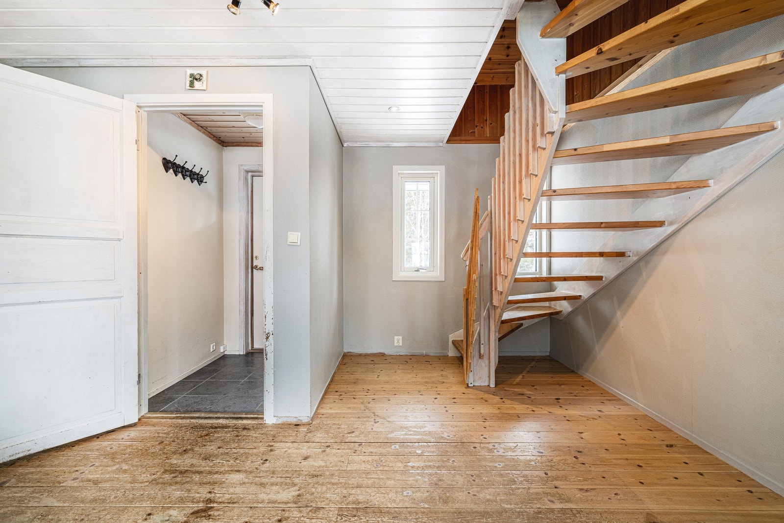 Hall og trapp til loftsetasje Galleribilde