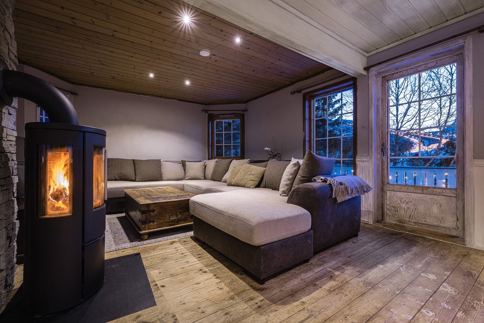 Lun og hyggelig stue med peisovn for kalde dager. Galleribilde
