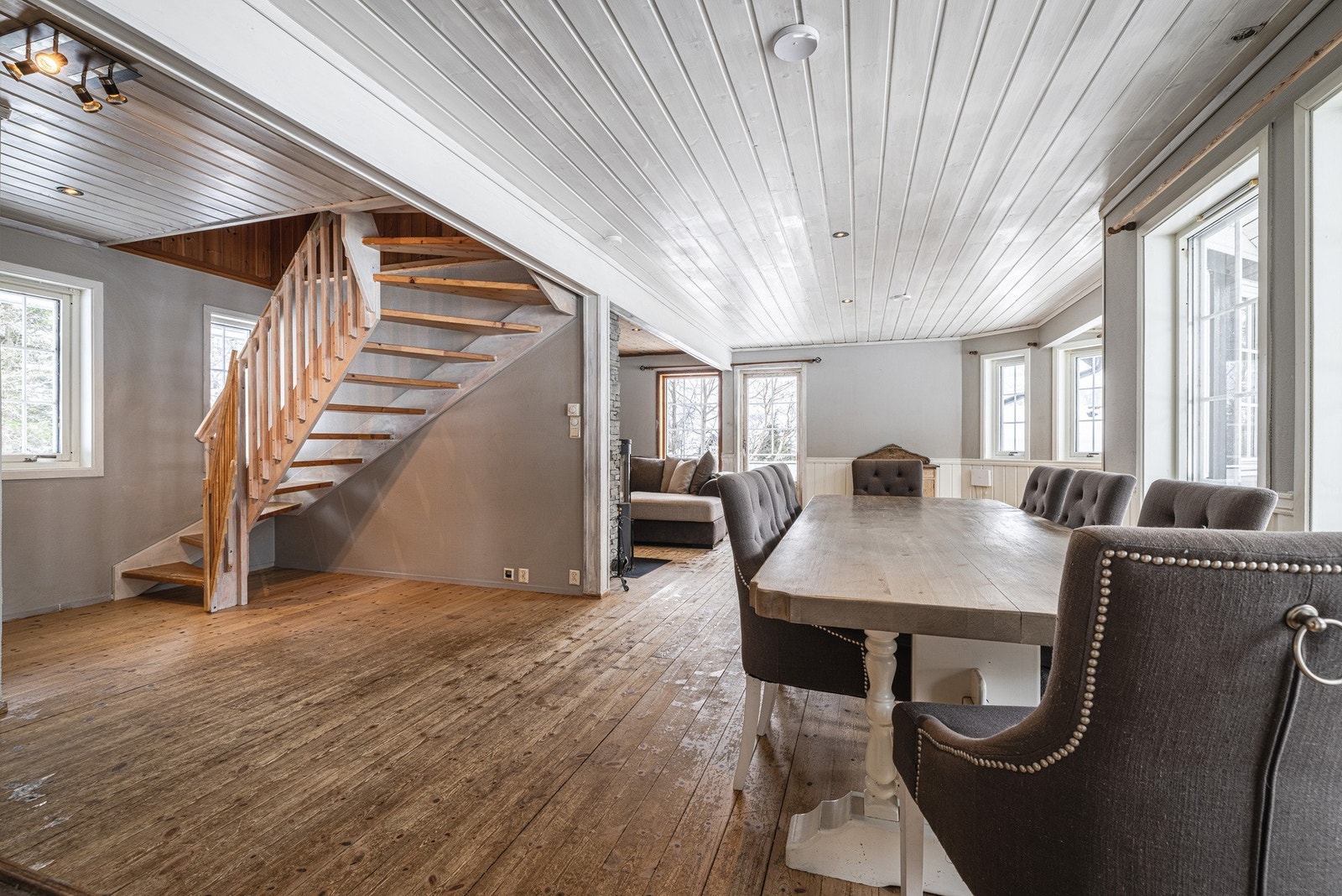 "Utsikt" fra kjøkken mot spiseplass og stue. Galleribilde