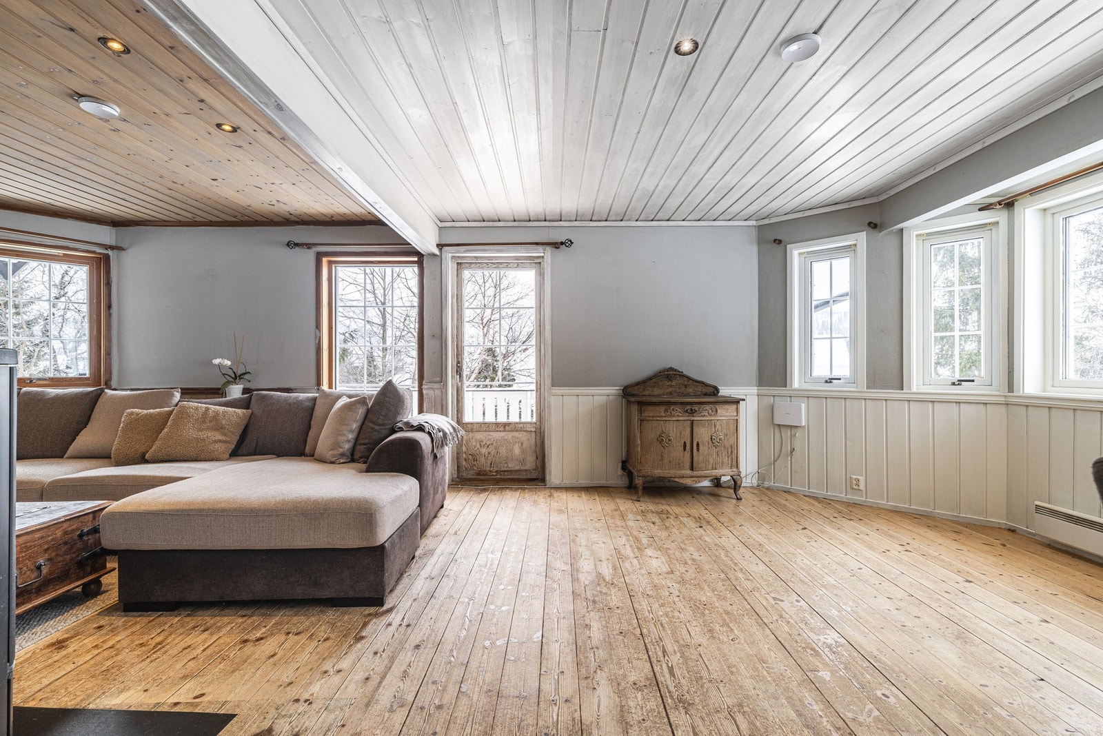 Stuen har store vindusflater som gir godt med naturlig lys. Galleribilde