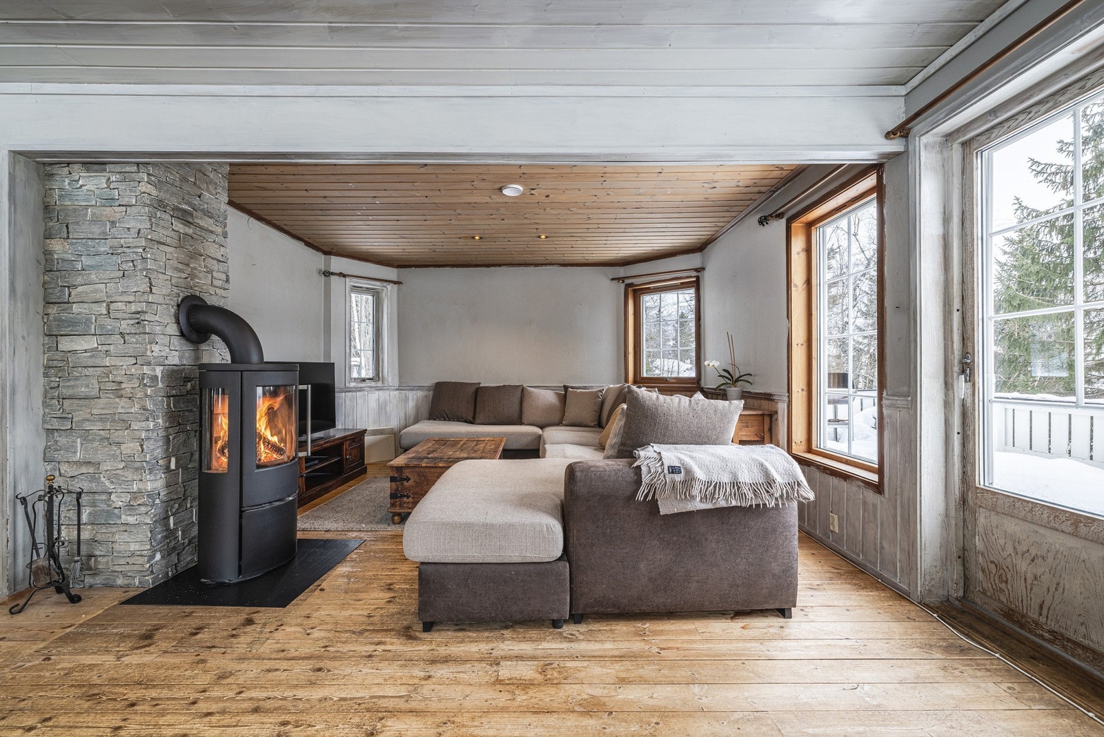 Stuen er romslig og har store vindusflater. Galleribilde