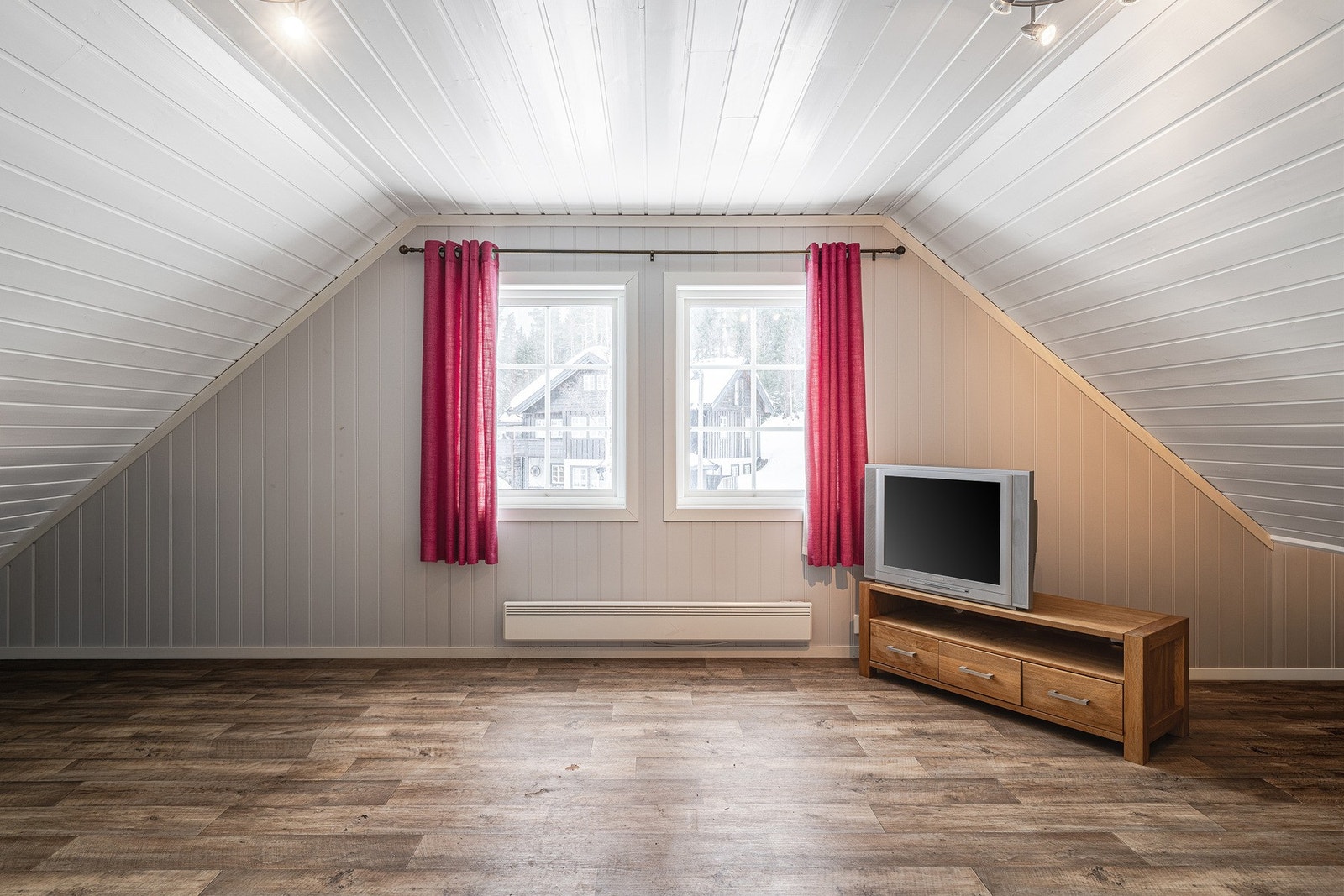 Disponibelt rom med vindu over garasjen. Galleribilde