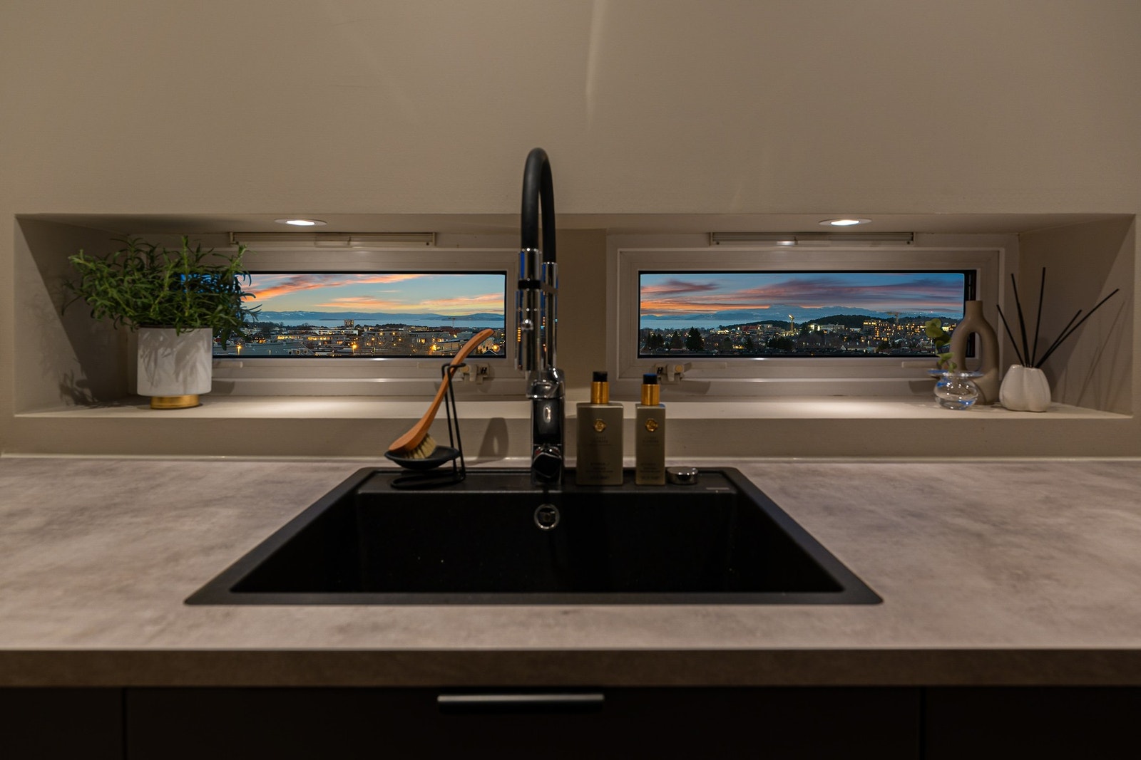 Vasken har uttrekkbar kran. Galleribilde