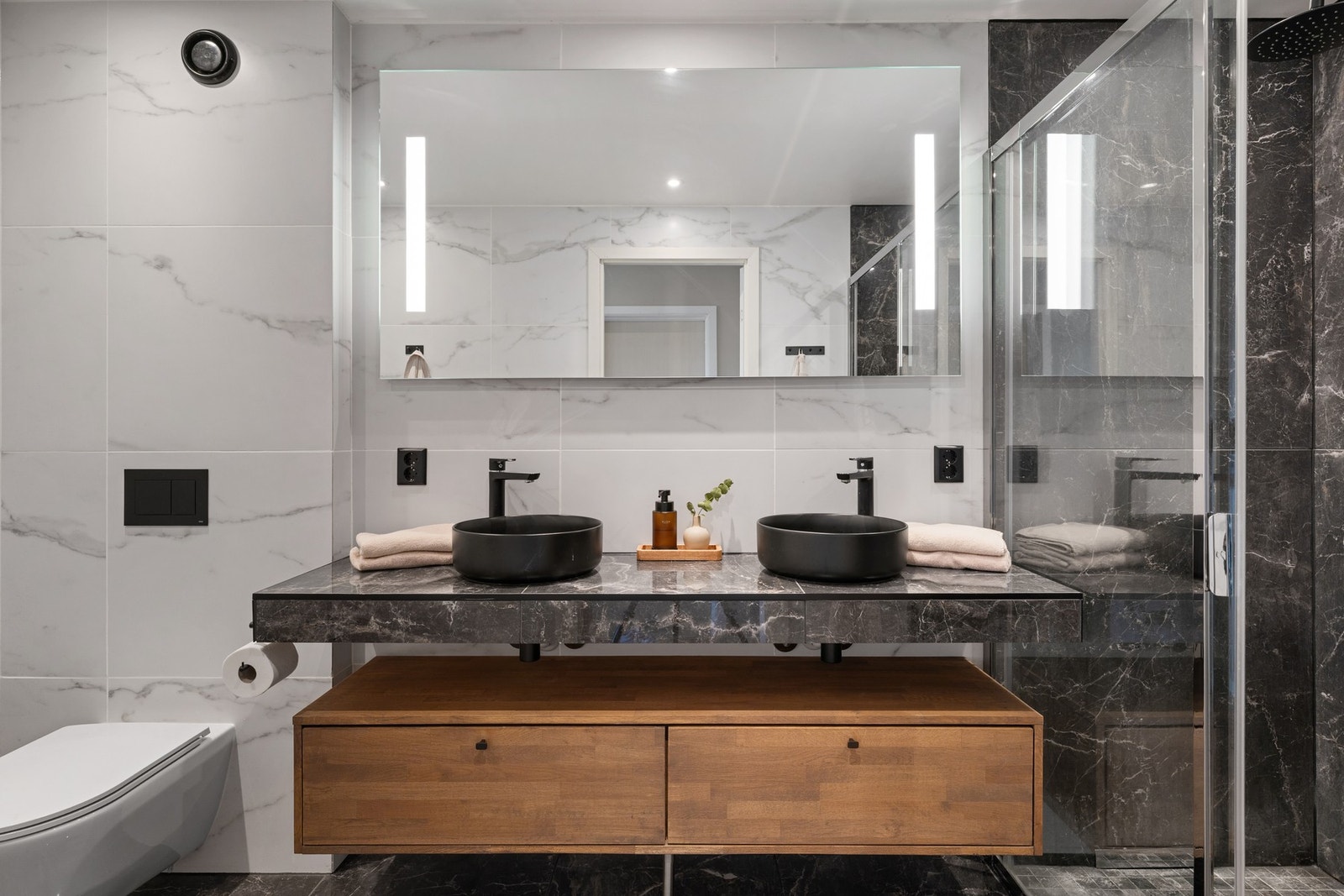 Strøkent flislagt bad på 5,5 kvm. Badet har fått tilstandsgrad 1 iht. takstrapport. Galleribilde