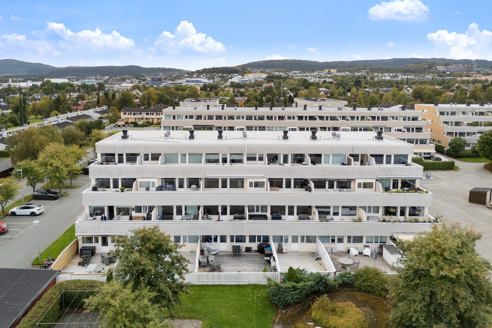 Leiligheten ligger sentralt til med kort vei til alt av servicefasiliteter. Valentinlyst senter ligger under 10 minutter gange fra boligen. Galleribilde