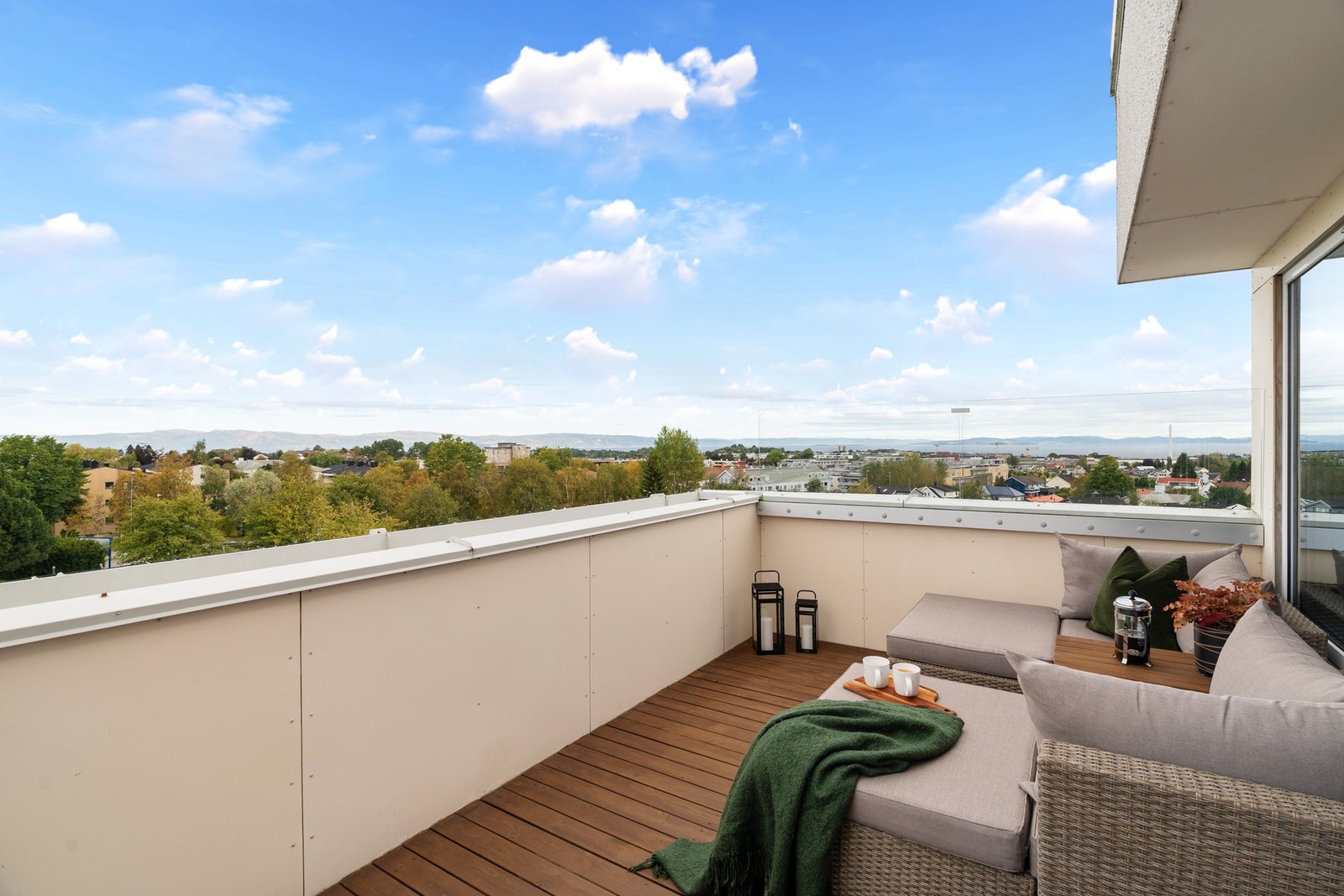 Vestvendt balkong med sol fra ca. 14:30 til sen kveld på sommerstid. Galleribilde