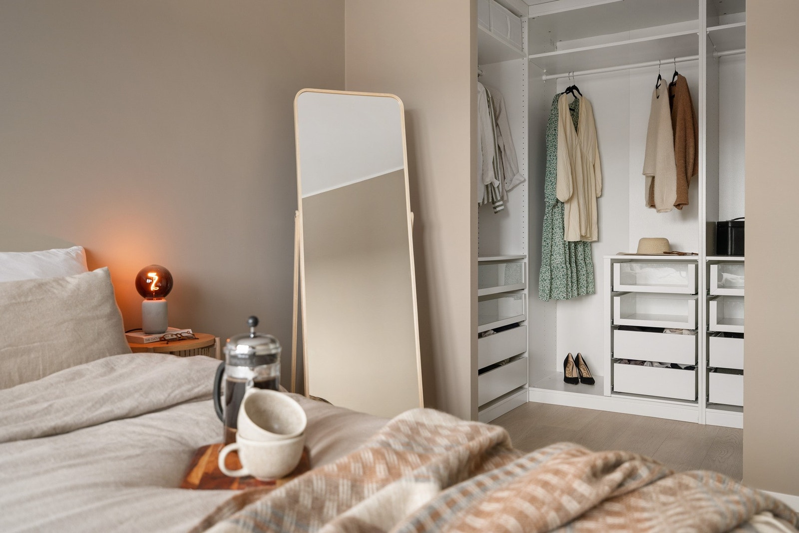 Garderobeskap medfølger handelen. Galleribilde