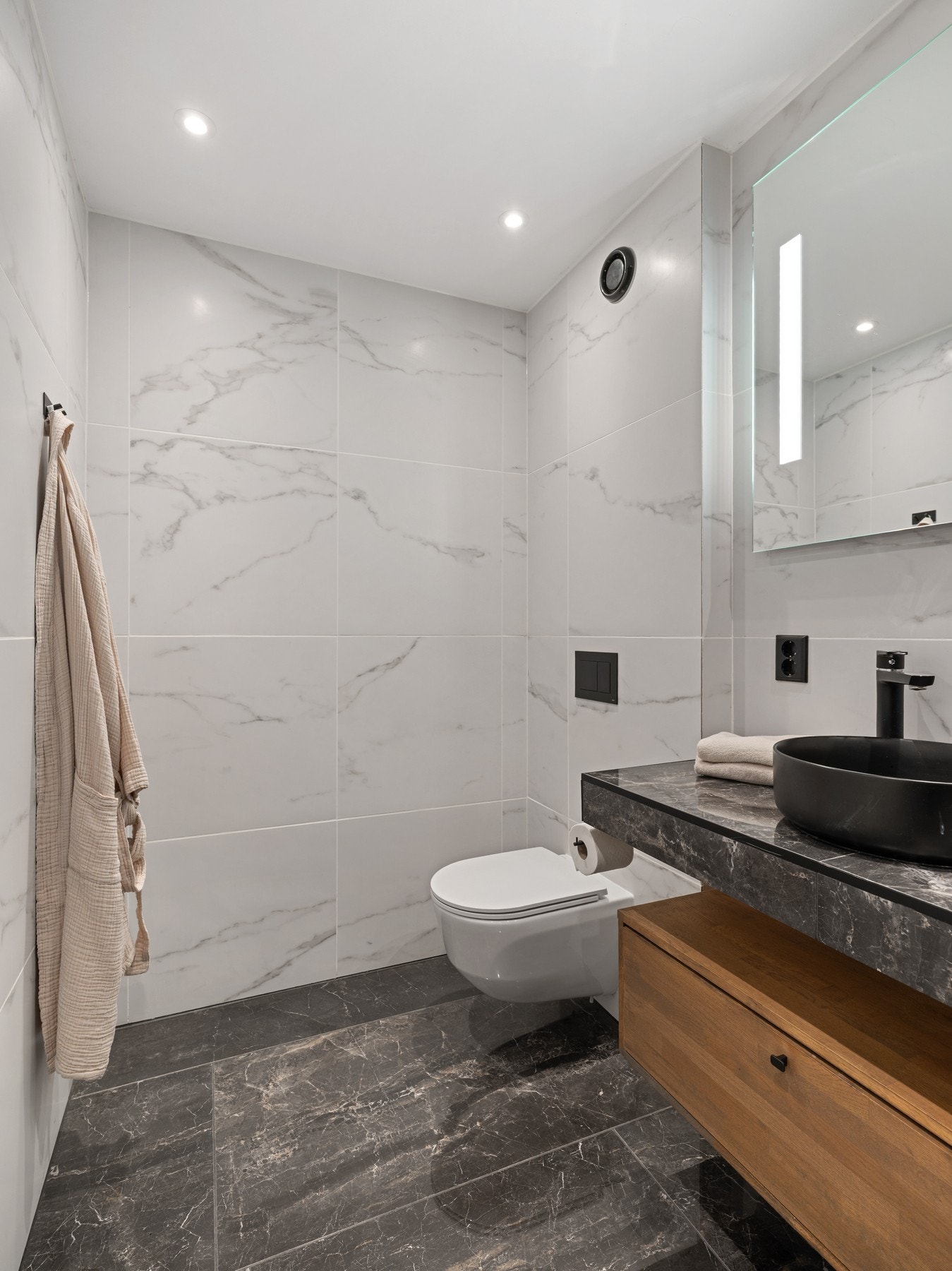 Leiligheten har opplegg for vaskemaskin i skap like utenfor badet. Galleribilde