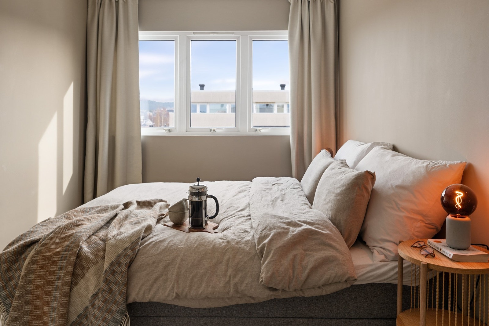 Hovedsoverommet er på hele 14,5 kvm med egen walk-in garderobe. Galleribilde