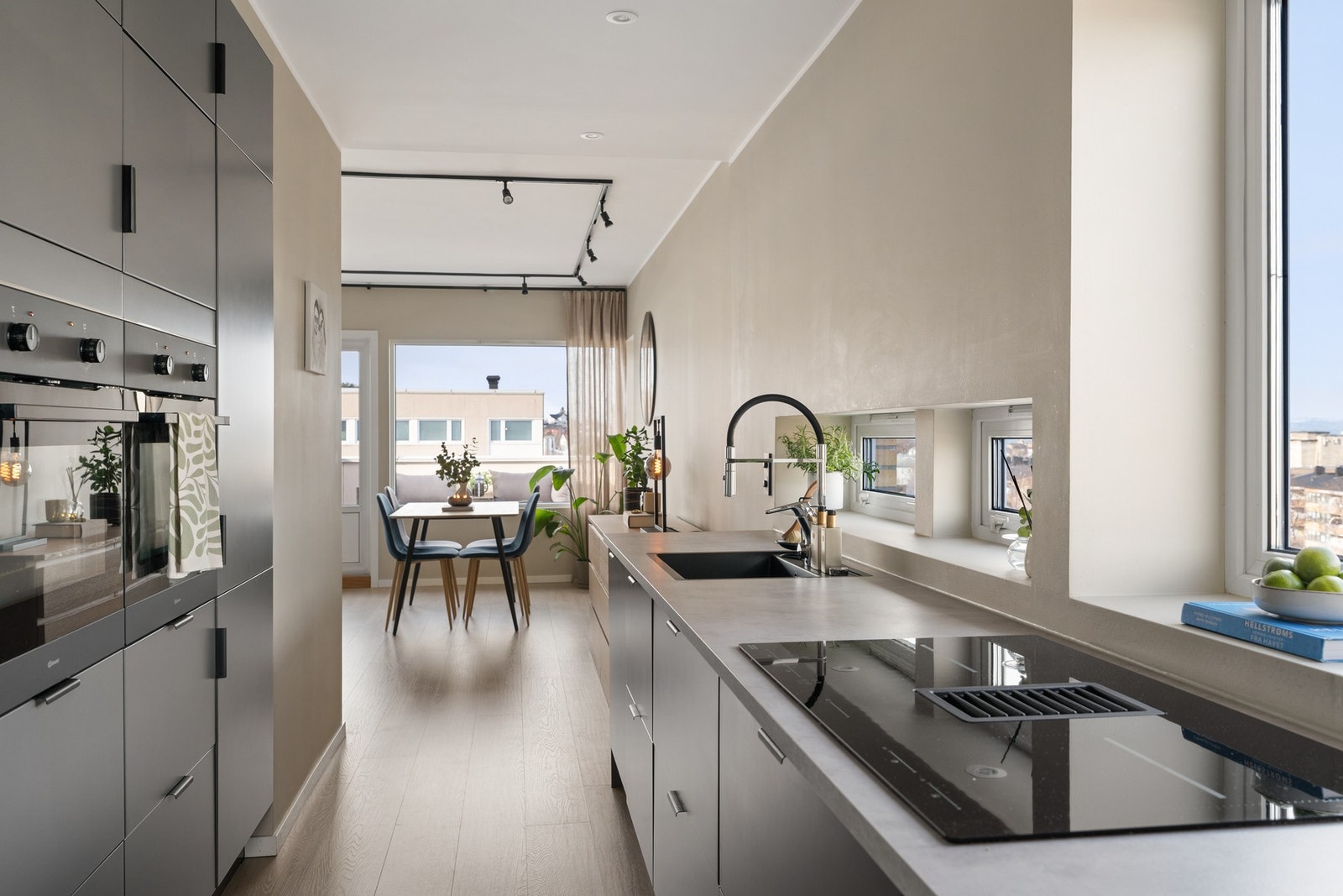 Integrerte hvitevarer som to stekeovner, platetopp m/ventilator, oppvaskmaskin, vinskap og kombiskap medfølger handelen. Galleribilde