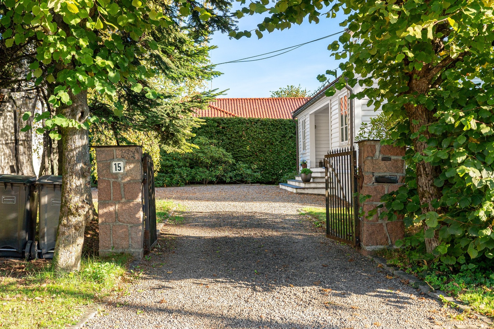 Gårdsplassen er gruslagt og opparbeidet med steinheller. Galleribilde