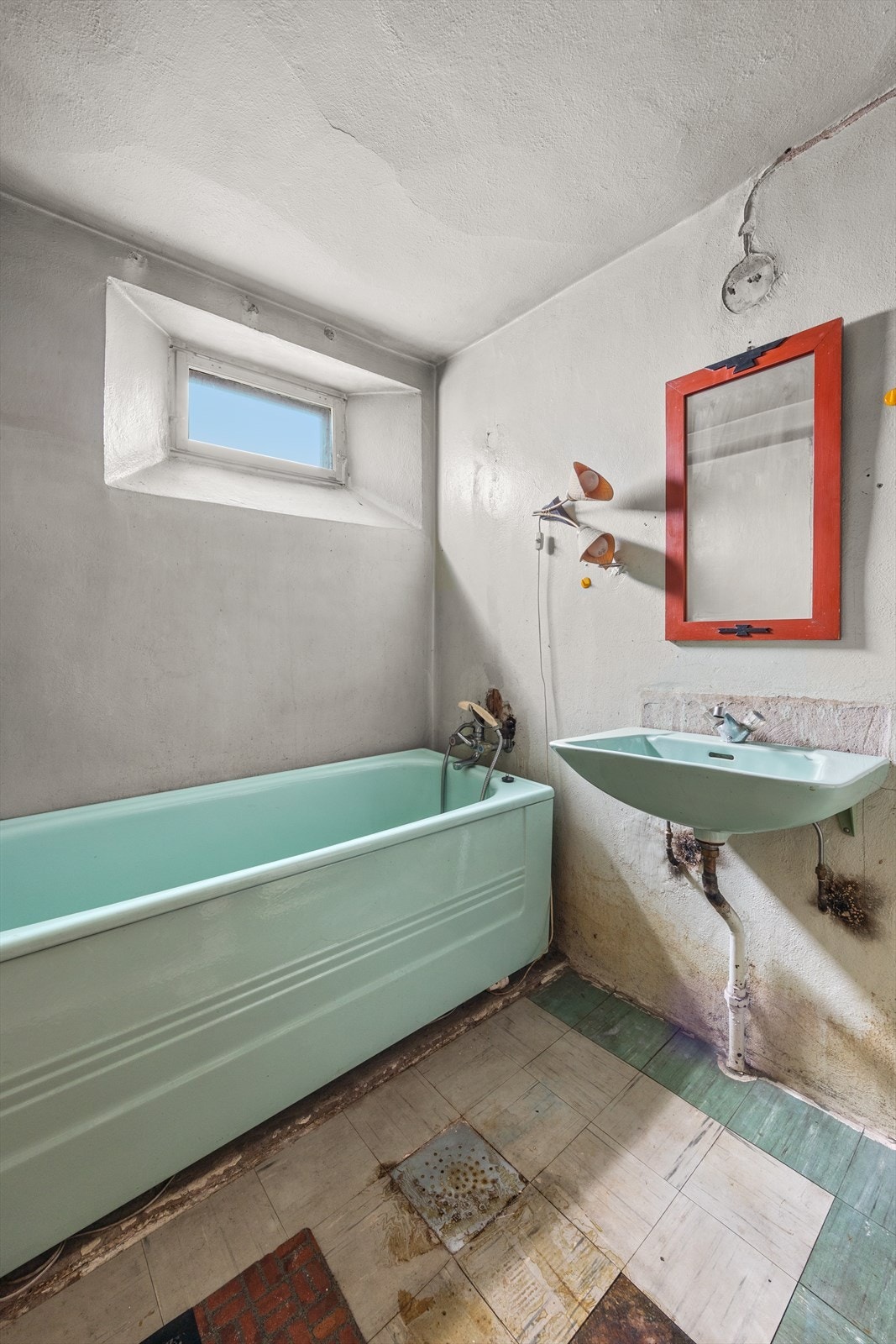 Badet i underetasjen er av eldre dato og utstyrt med badekar, gulvstående klosett og servant. Galleribilde