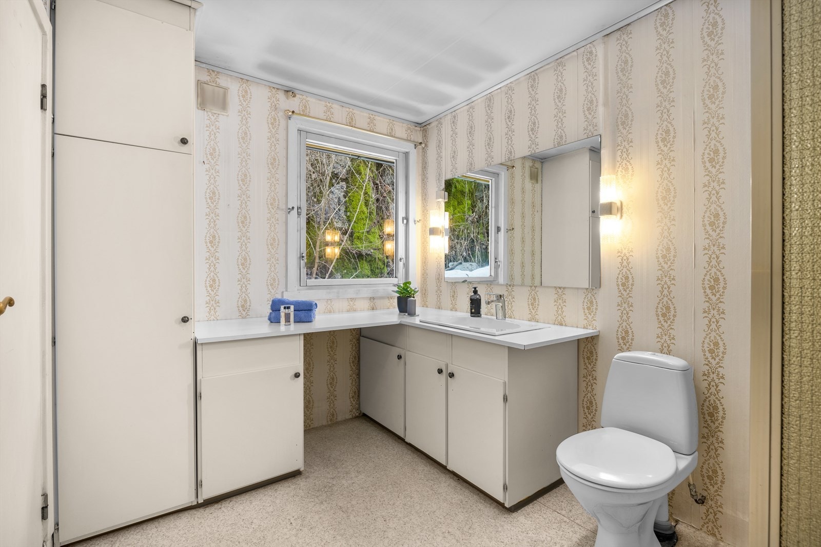 Ifølge eier er badet opprinnelig fra 1970-tallet, og flisene i dusjsonen skal være lagt rundt år 2000. Galleribilde