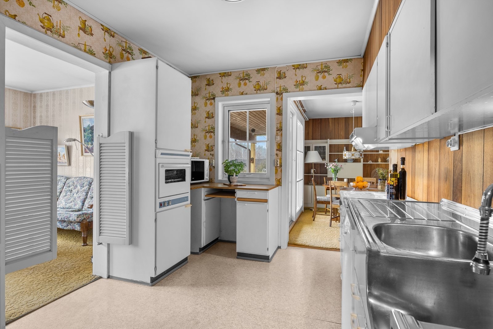 Kjøkkenet ligger adskilt i et eget rom. Med handelen følger frittstående komfyr, stekeovn og oppvaskmaskin. Galleribilde