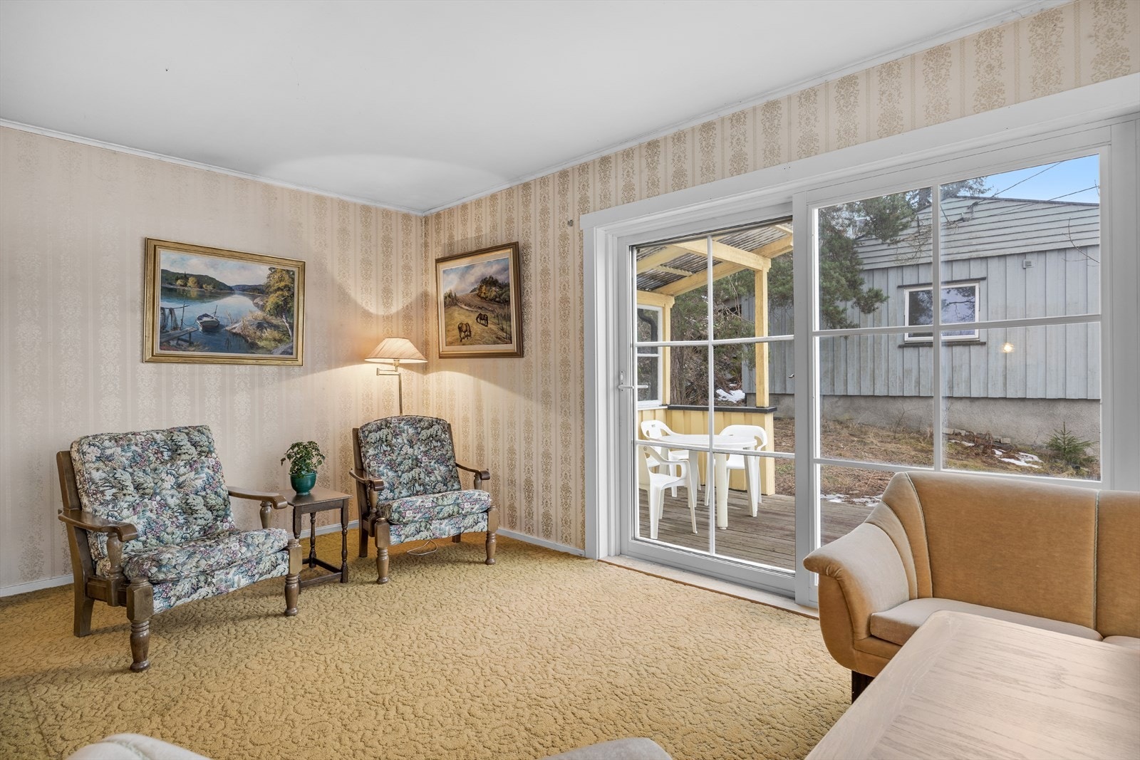 Fra stuen er det utgang via skyvedør til en veranda på ca. 20 m² over garasjen. Galleribilde