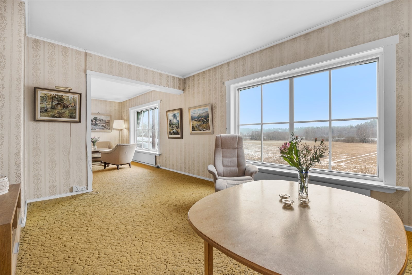 Boligen har vinduer med isolerglass produsert i 2002/2004, samt vinduer med enkeltglass av eldre, ukjent dato. Enkelte isolerglassvinduer mangler datomerking, men fremstår som av eldre årgang. Galleribilde