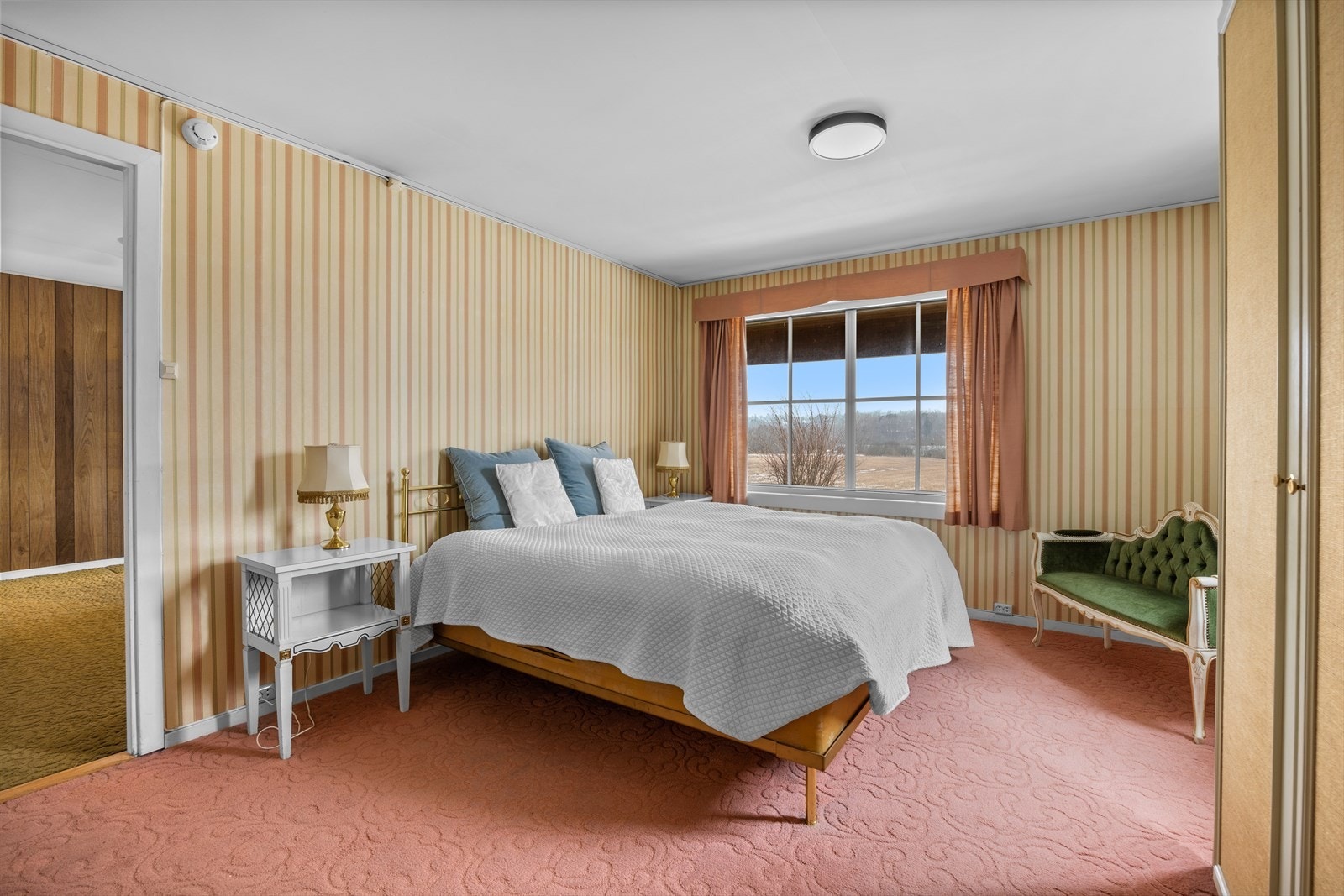 Soverommet i 1. etasje har god plass til seng og ønsker tilhørende møblement. Galleribilde