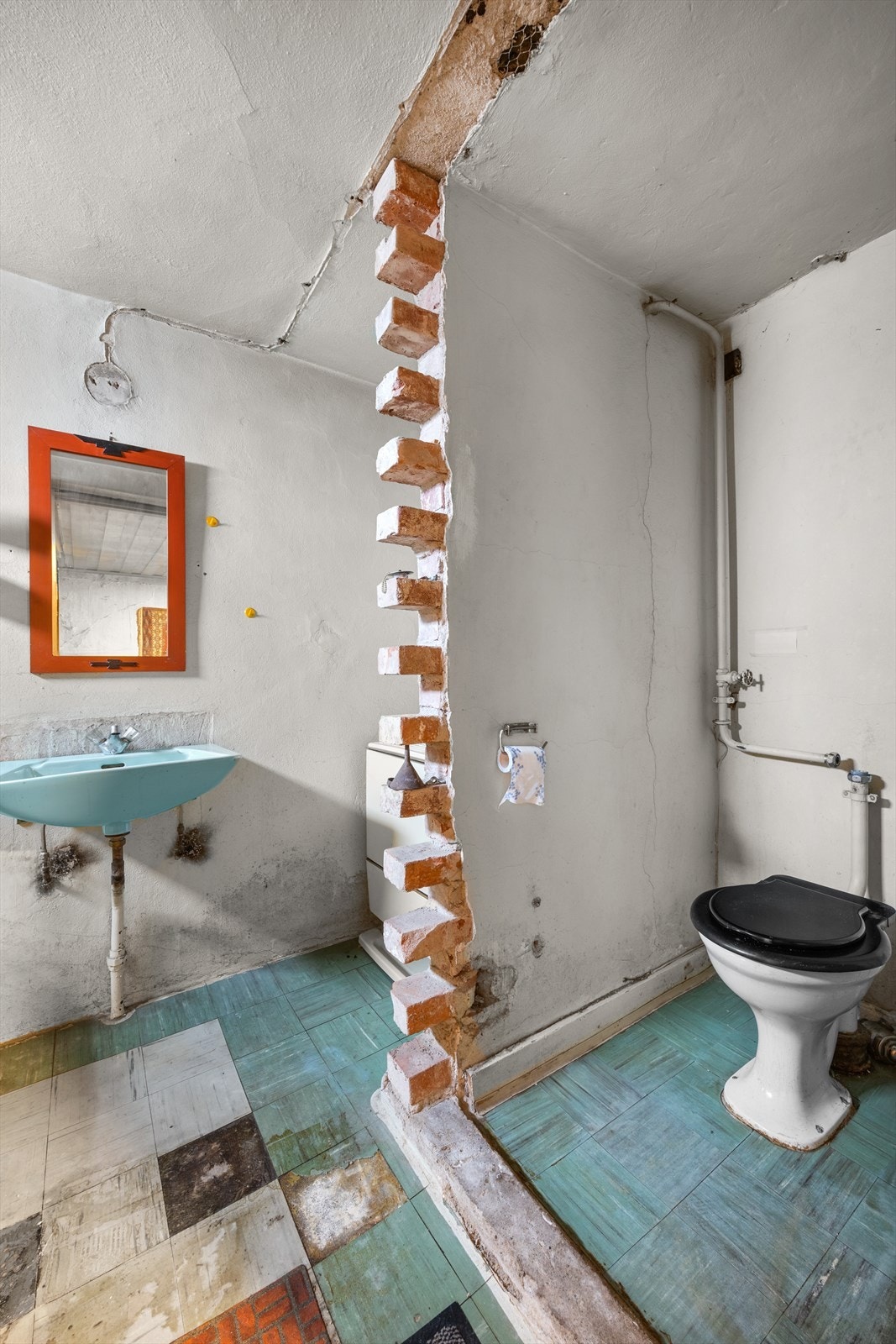 Våtrommet har fått tilstandsgrad 3 og må oppgraderes for å tåle normal bruk etter dagens krav. Galleribilde