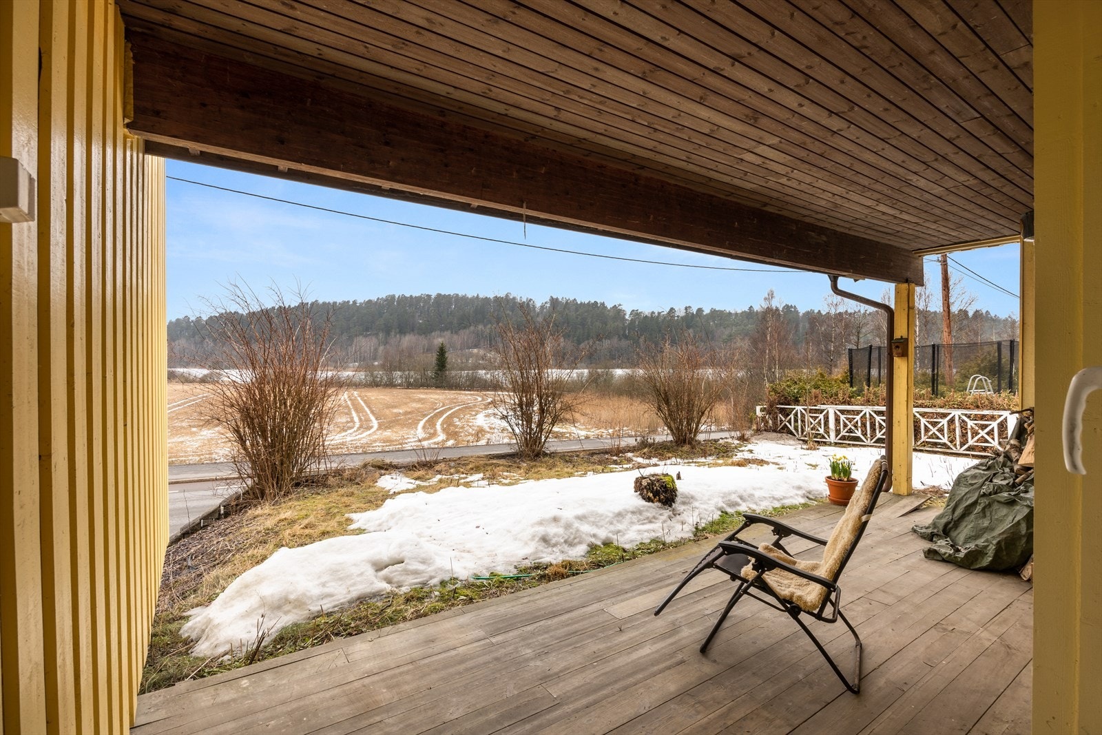 Den overbygde terrassen utenfor spisestuen er et lunt og usjenert uteområde. Galleribilde