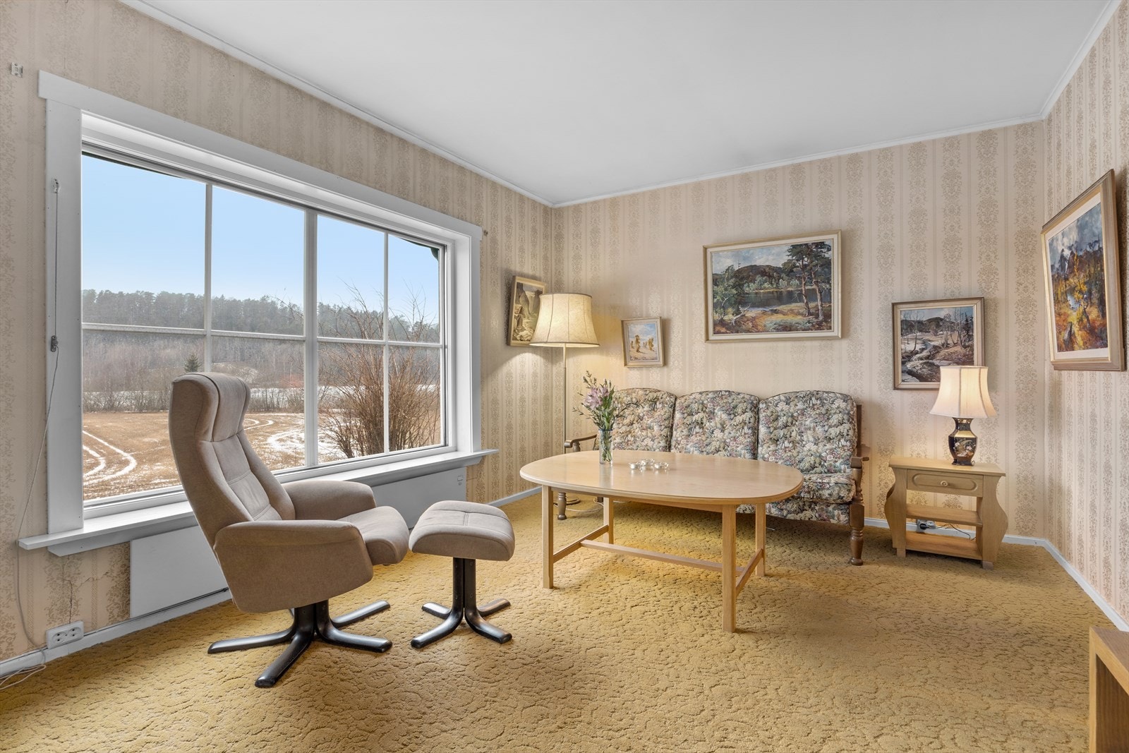 Store vindusflater slipper inn rikelig med naturlig lys og skaper en lys og luftig romfølelse. Galleribilde