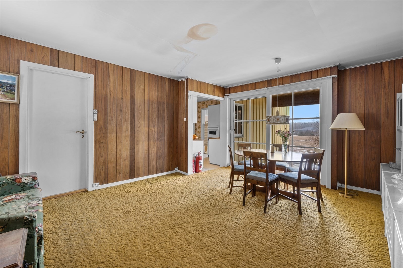 Fra spisestuen er det utgang til en terrasseplatting på ca. 18 m². Galleribilde