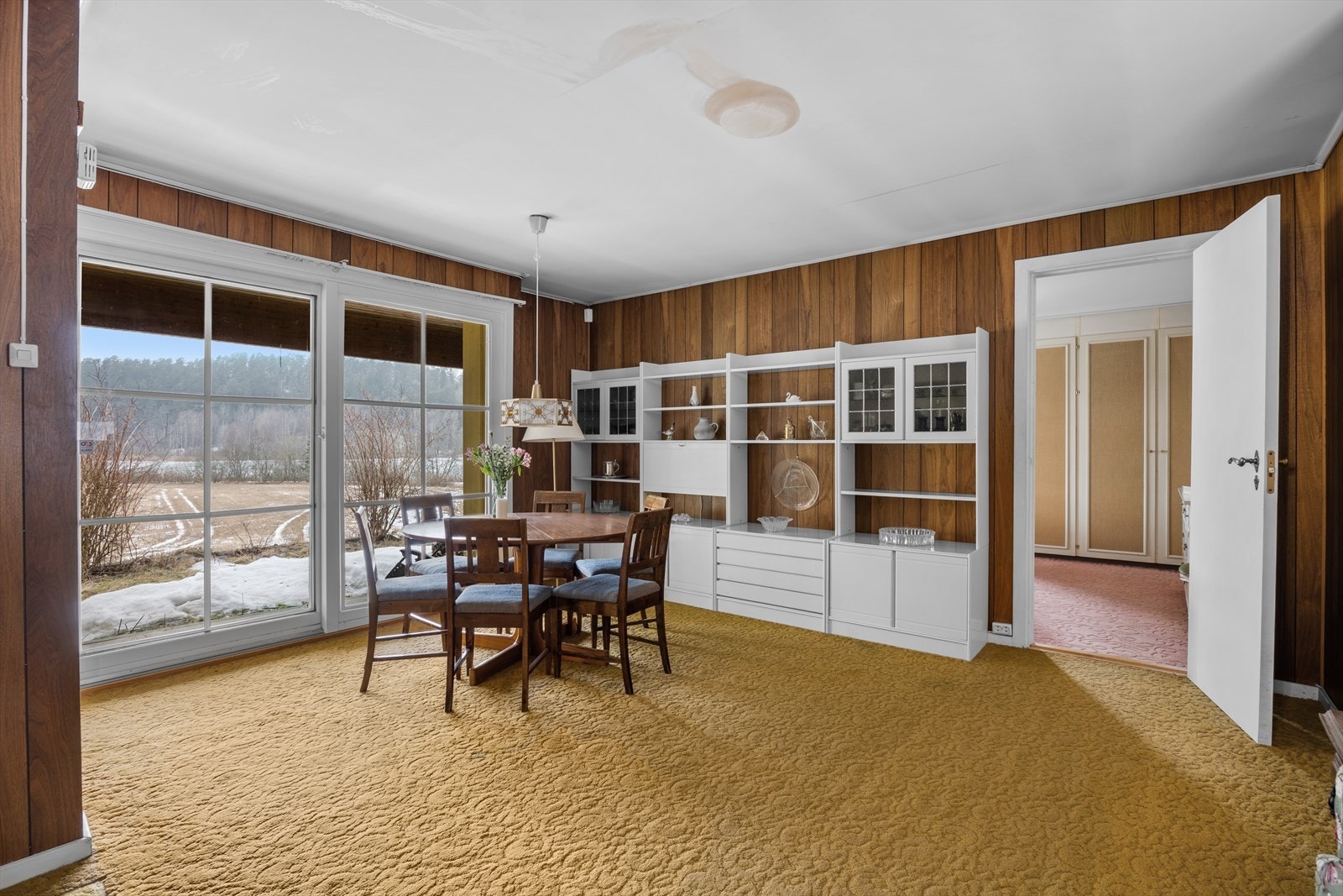 Romslig og hyggelig spisestue med utsikt mot Østensjøvannet! Galleribilde