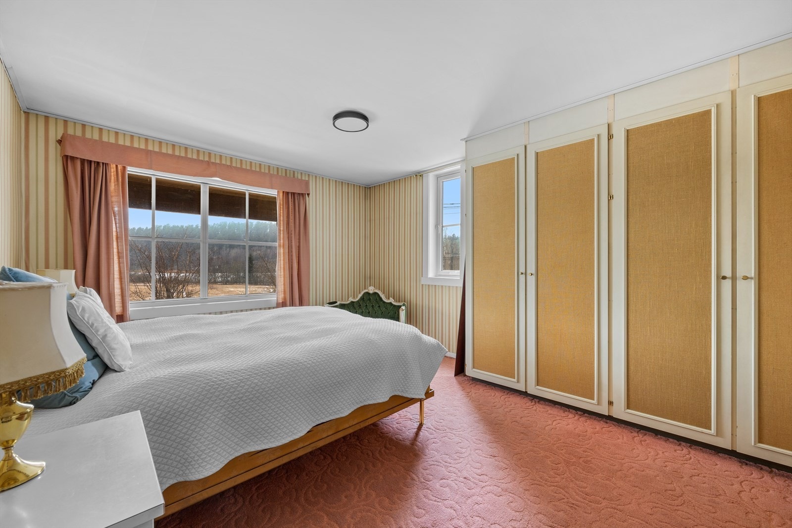 Soverommet i første etasje har god størrelse og er utstyrt med plassbygde garderobeskap. Galleribilde