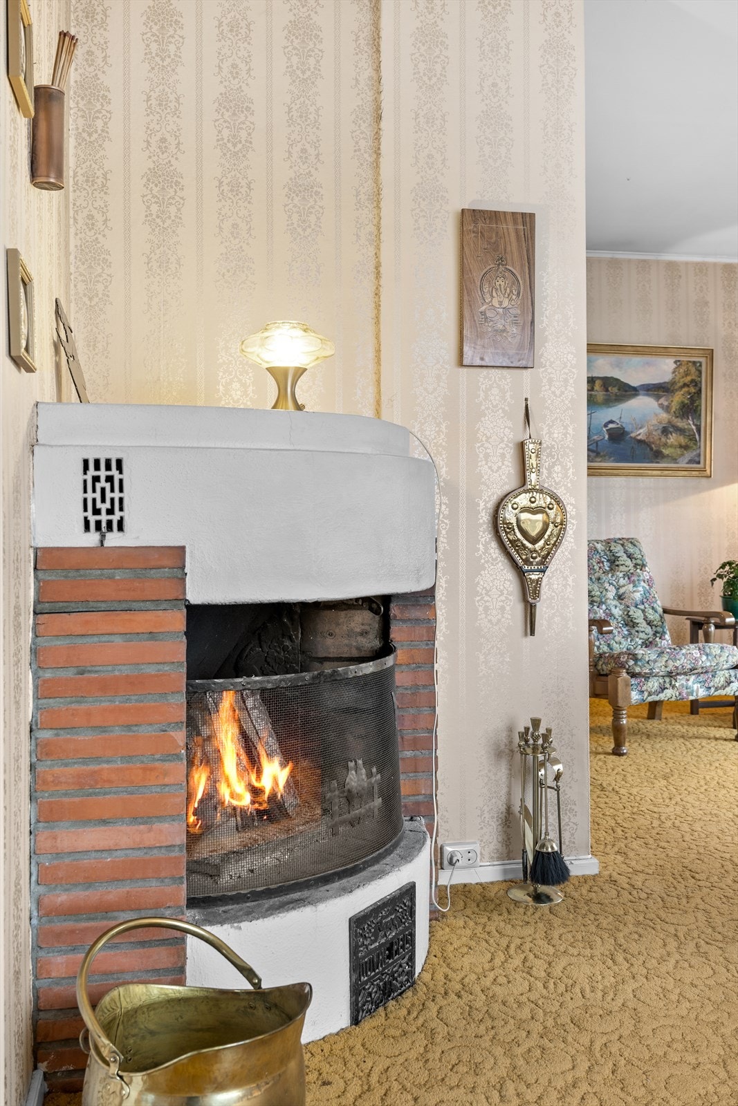 En åpen peis gir varme og atmosfære i stuen. Galleribilde