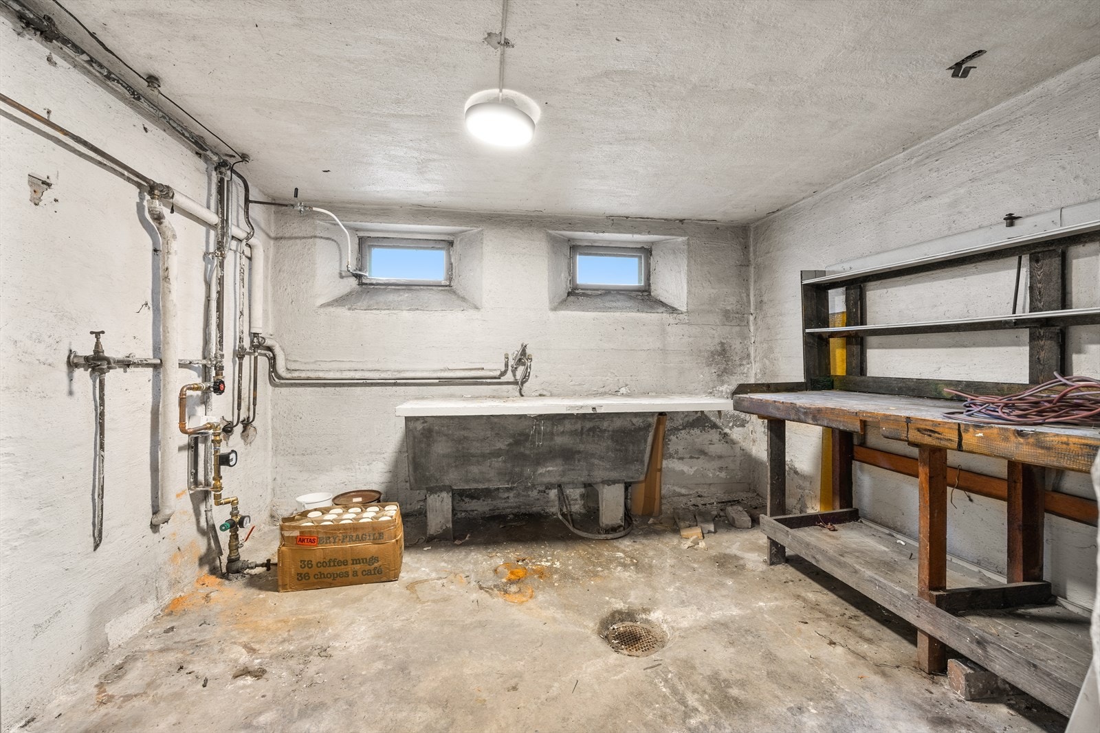 Praktisk bod- og vaskerom i underetasjen med sluk i gulvet. Galleribilde