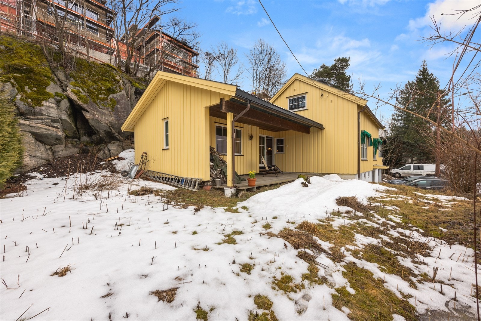 Fasadene ble etterisolert og kledningen byttet i 2002. Galleribilde