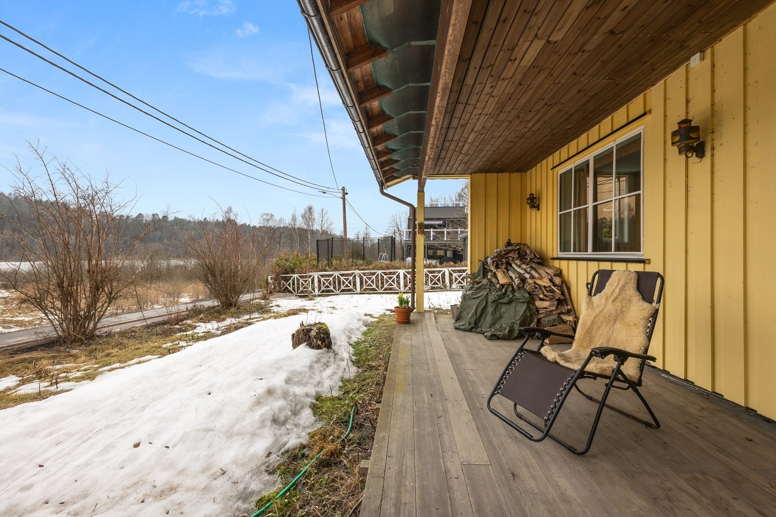 Eiendommen har en stor hage med mange muligheter for beplantning og uteaktiviteter. Galleribilde