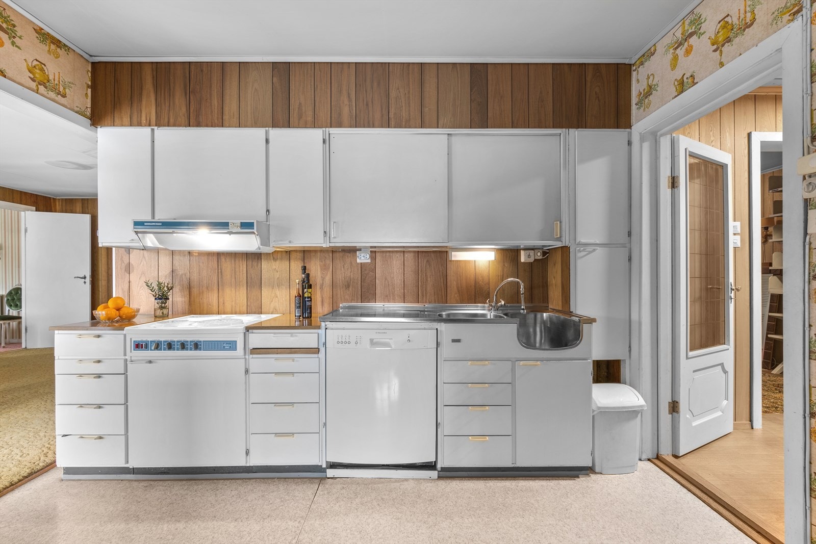 Kjøkkeninnredningen er av ukjent, men eldre dato, med glatte fronter og laminatbenkeplate, og er utstyrt med kjøkkenkran og rustfritt benkebeslag. Galleribilde