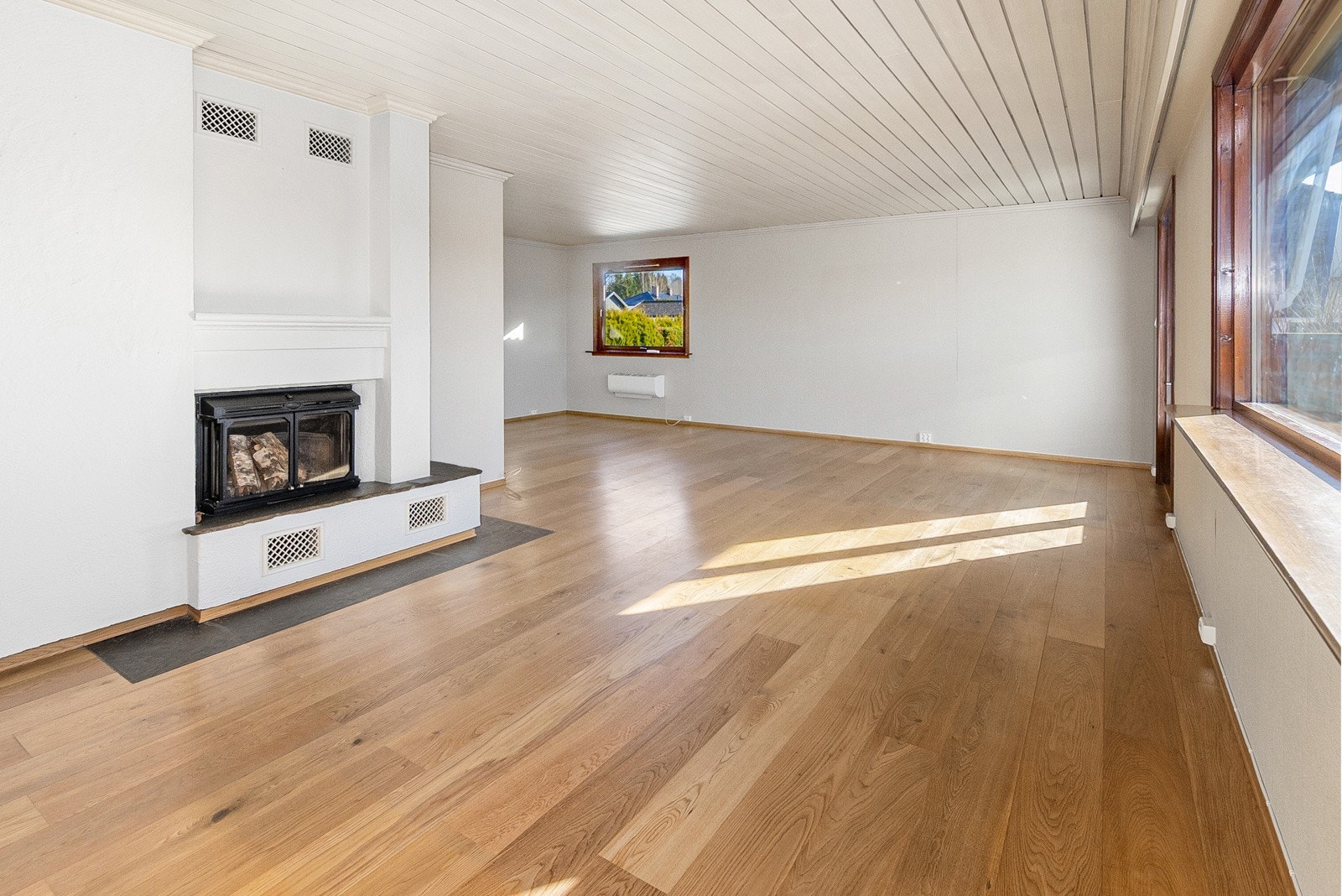 Det er innsats i peisen samt varmepumpe i stuen. Galleribilde