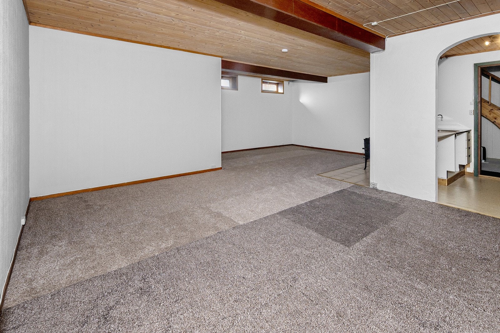 Rommet er gjennomlyst med vinduer mot vest, syd og øst. Del av gammelt kjøkken sees i gangen til høyre (ikke bruksendret til kjøkken). Galleribilde