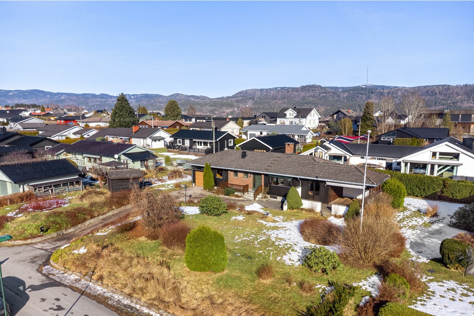 Strøket er preget av store tomter og velholdte eneboliger. Galleribilde