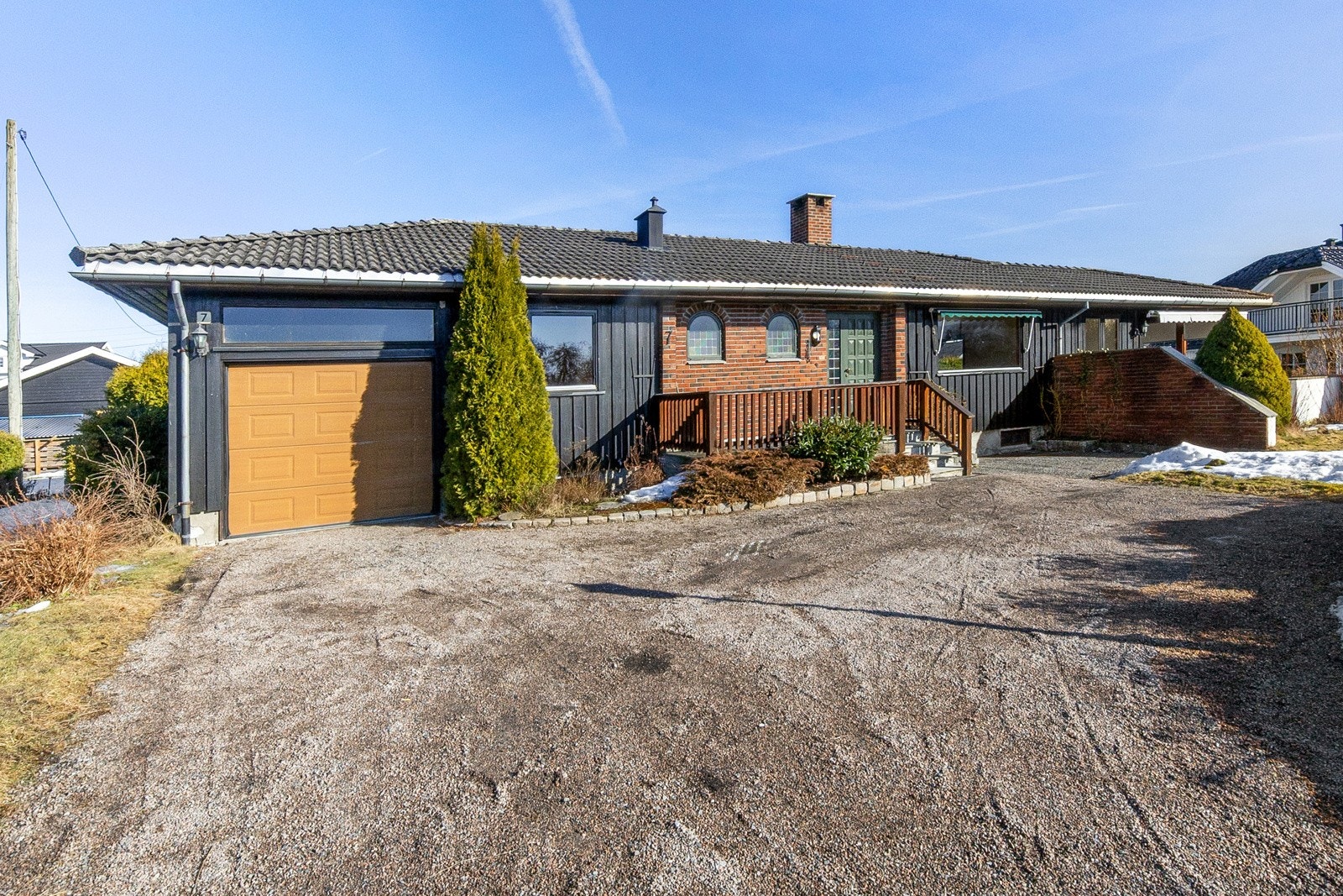 Garasje i bygningskroppen (høy innvendig - se vinduet over porten). Ellers godt med parkeringsmuligheter i gårdsplassen. Galleribilde