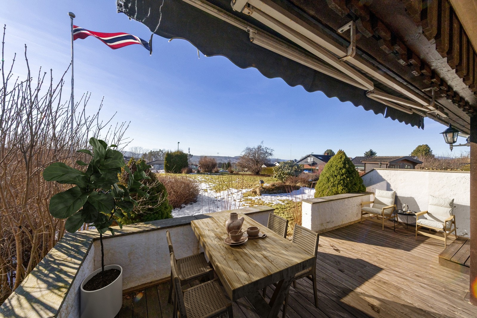 Fin uteplass forran stuen. Galleribilde