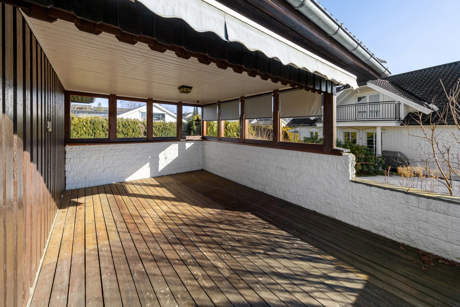 Det er vinduer mot syd og øst på terrassen som slipper inn mye lys og gjør den meget lun. Galleribilde